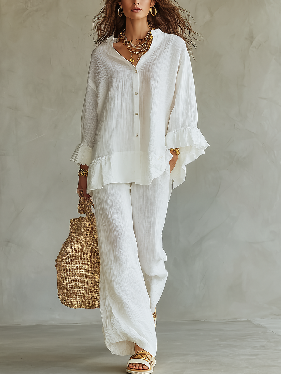 Conjunto blanco texturizado con blusa de volantes y pantalón ancho